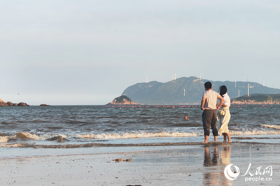 和愛人一起趕海、踏浪，尋找心中的那片“?！薄Ｈ嗣窬W(wǎng) 楊灝昱攝