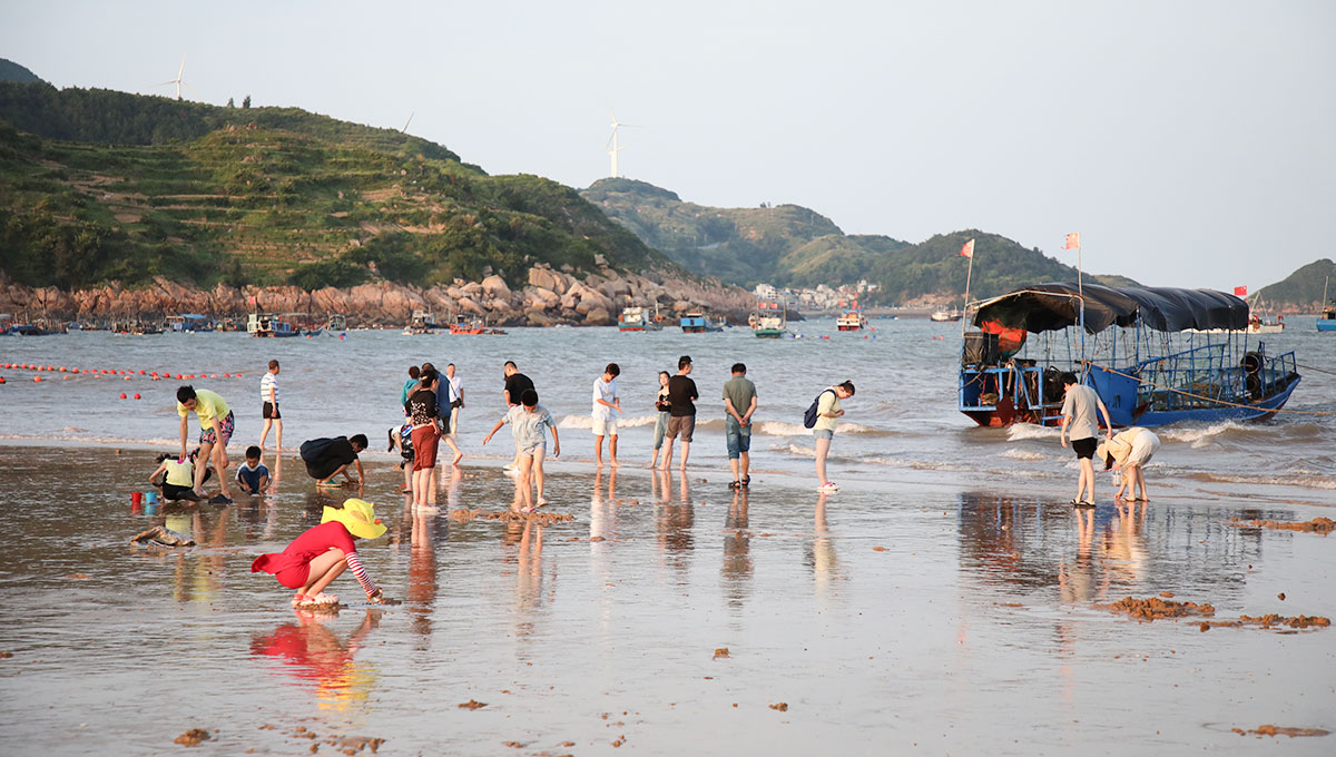 寧德市霞浦縣長春鎮(zhèn)的大京沙灘，游人如織