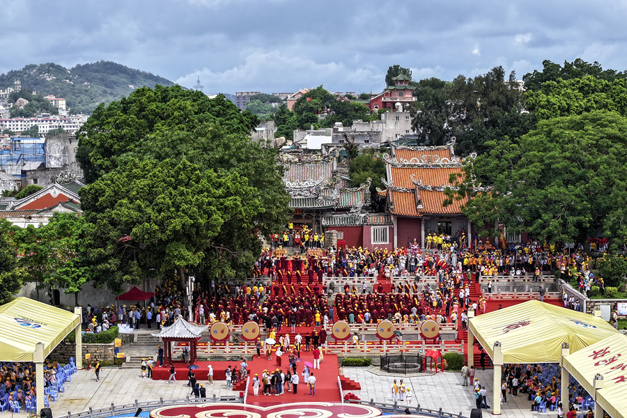 6月18日，第三十三屆海峽兩岸（福建東山）關帝文化旅游節(jié)開幕，兩岸以及海外關帝信眾面向東山關帝廟行三叩九拜之禮，重現(xiàn)古代宏大的祭祀場景。劉漢添攝