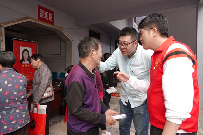 組織送醫(yī)下鄉(xiāng)，讓村民實(shí)現(xiàn)“家門口”看病就醫(yī)，張恩浩（右二）在現(xiàn)場當(dāng)志愿者。