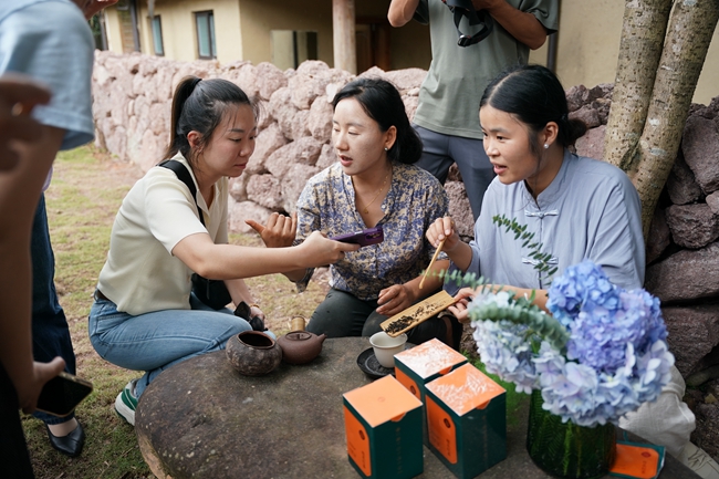 5.在南平市婦聯(lián)“村村都有女主播”培訓班上，導師沈丹示范指導學員們如何進行短視頻拍攝和剪輯。