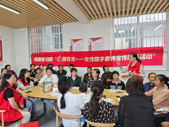 3.在寧德，巾幗志愿者為中老年女性展示AI變聲與“家人換臉”等新型詐騙案例，增強防范詐騙與網絡安全意識。