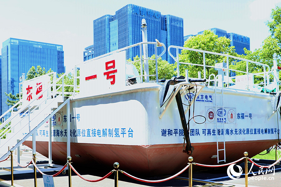 全球首個海上風(fēng)電海水無淡化原位直接電解制氫平臺目前已回收存放于東福研究院園區(qū)內(nèi)。人民網(wǎng) 李唯一攝