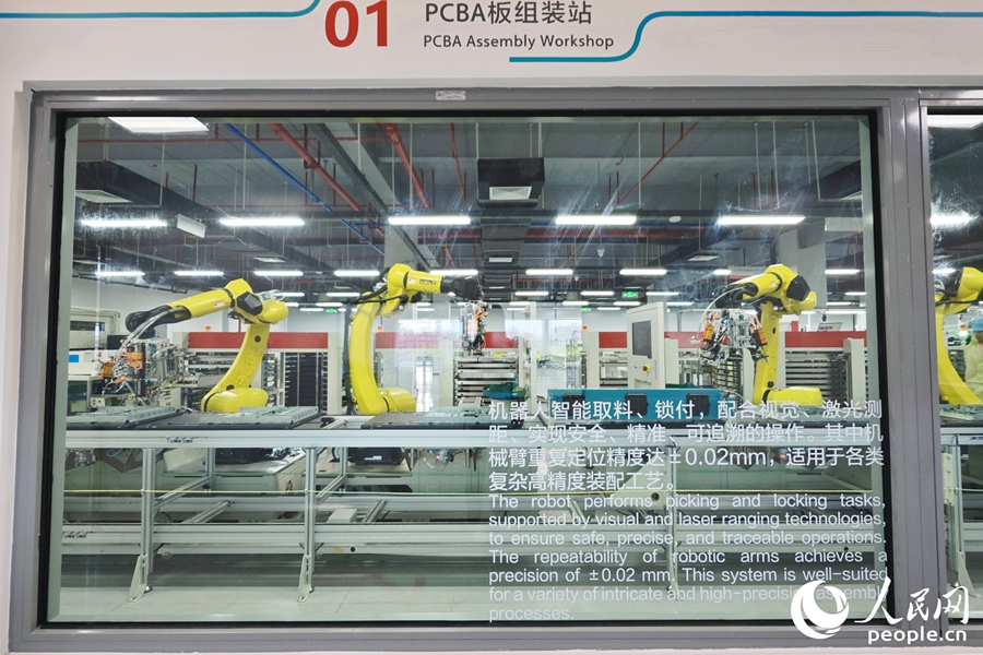 智能工廠車間內(nèi)，機械臂正在“工作”。人民網(wǎng) 黃東儀攝