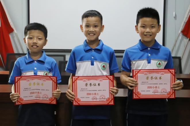 救火的三名小學(xué)生。廈門消防供圖