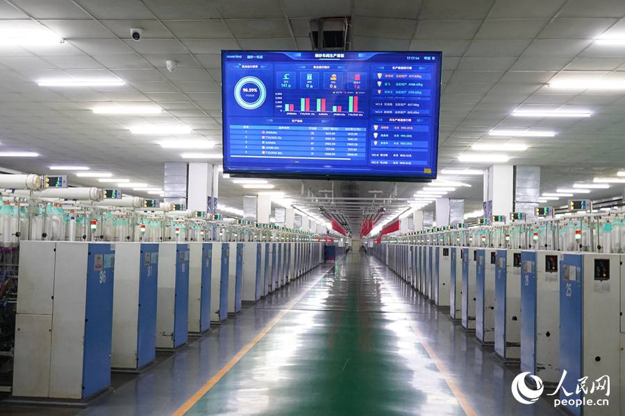 金源紡織5G智慧工廠細(xì)紗車間。人民網(wǎng)記者 蘭志飛攝