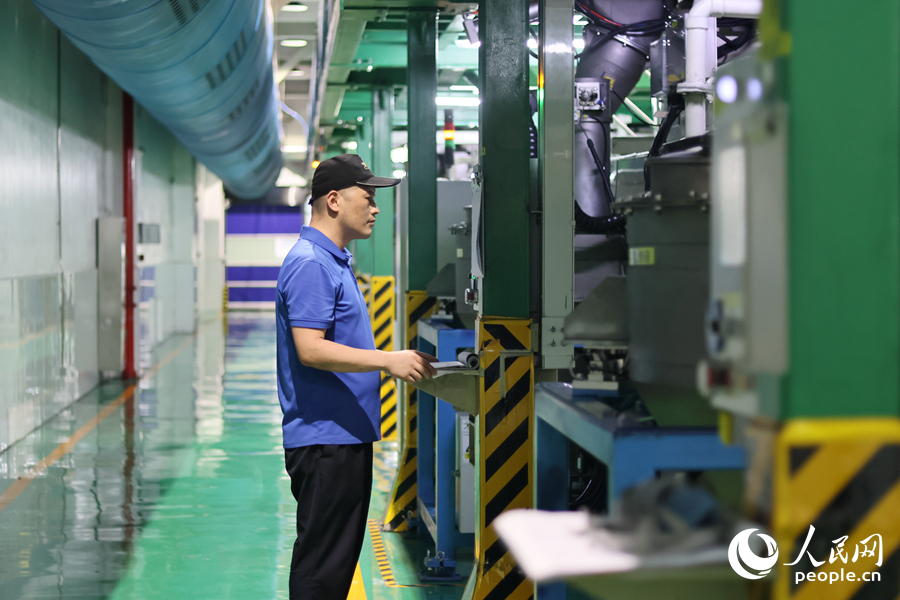 廈鎢新能源正極材料生產(chǎn)車間的混料工序，崗位員工點檢工藝實現(xiàn)物料精確配重。人民網(wǎng) 李昌乾攝
