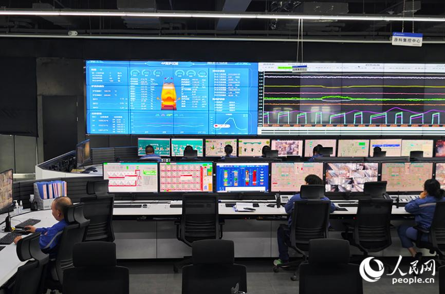 寶鋼德盛不銹鋼有限公司智慧運(yùn)營中心內(nèi)，工作人員正在監(jiān)控?zé)掍摚掕F）高爐的實(shí)時運(yùn)行狀態(tài)。人民網(wǎng) 黃東儀攝
