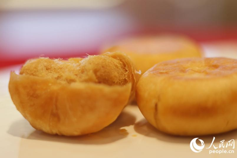 皮包餡多的肉松餅。人民網(wǎng) 李昌乾攝
