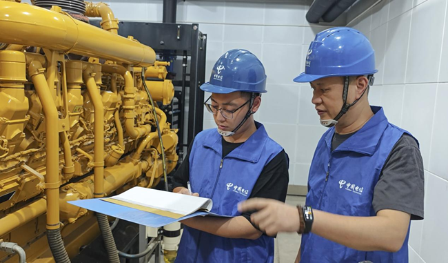 檢測油機房設備。福建電信供圖