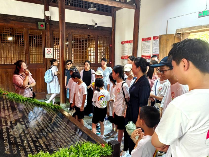 武夷山市婦聯(lián)組織孩子們參觀愛國(guó)主義教育基地——閩北紅色首府陳列館。武夷山市婦聯(lián)供圖