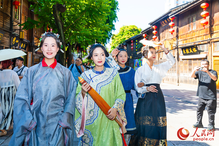 “三把刀”造型成為福州三坊七巷街頭的亮眼風(fēng)景。人民網(wǎng)記者 焦艷攝