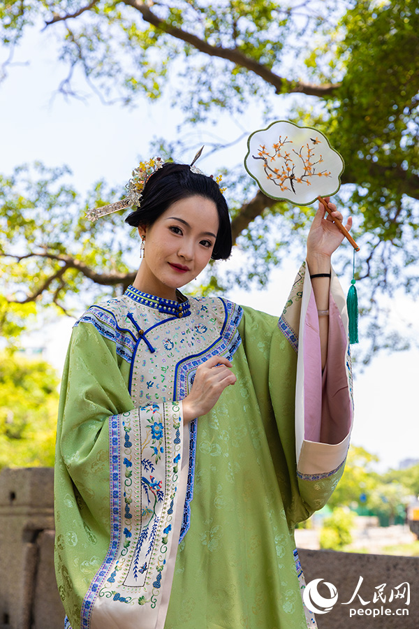 04 黃秋輝團(tuán)隊(duì)嘗試在妝造上融入年輕人喜愛(ài)的國(guó)潮元素。人民網(wǎng)記者 焦艷攝