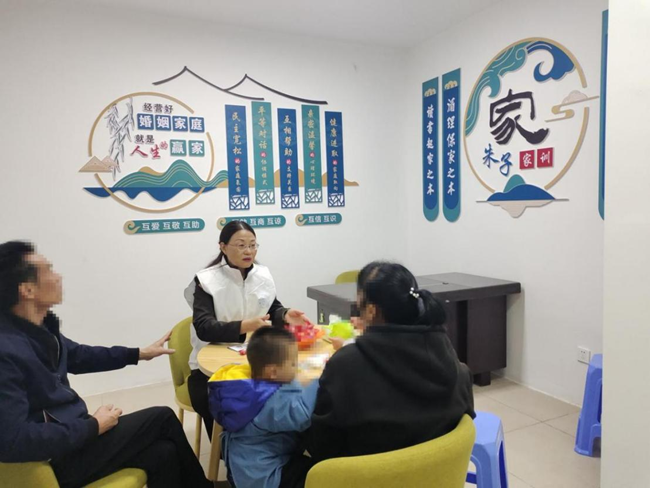 “蒲公英”普法志愿者巧用《朱子家訓(xùn)》調(diào)解婚姻家庭糾紛。
