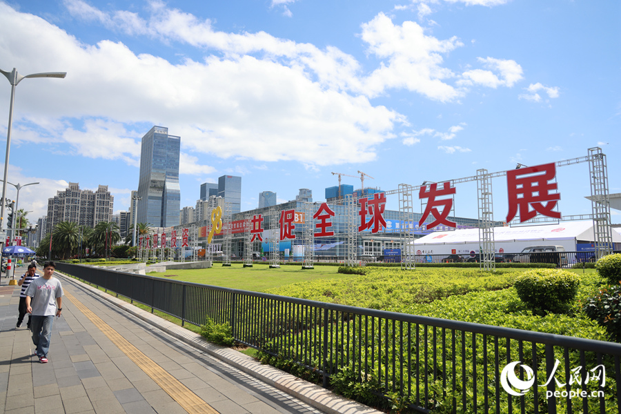 廈門會(huì)展中心入口處綠意盎然。人民網(wǎng)記者 陳博攝