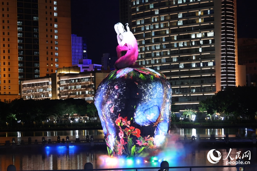 競相綻放的“市樹”鳳凰樹。人民網(wǎng)記者 陳博攝