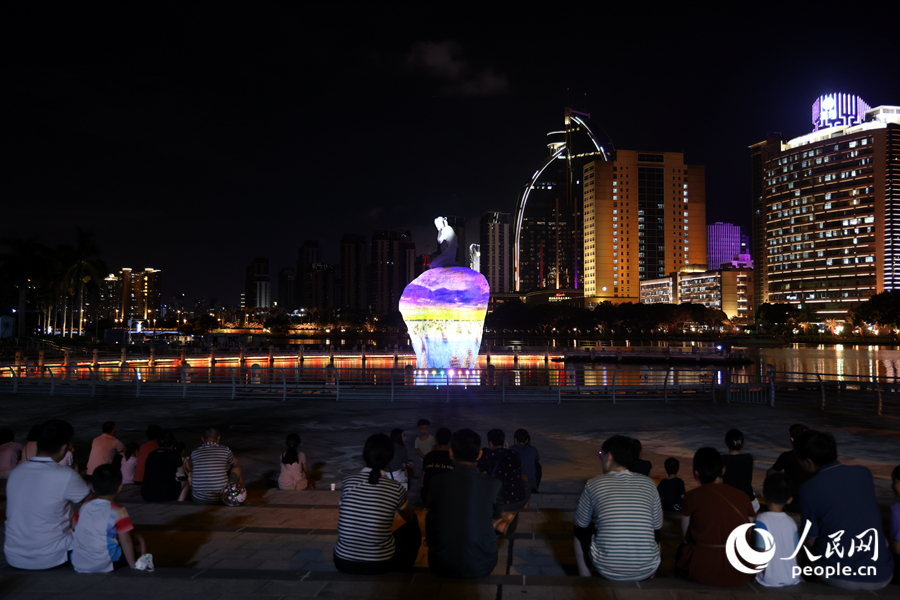 市民游客在筼筜湖畔觀賞燈光秀。人民網(wǎng)記者 陳博攝