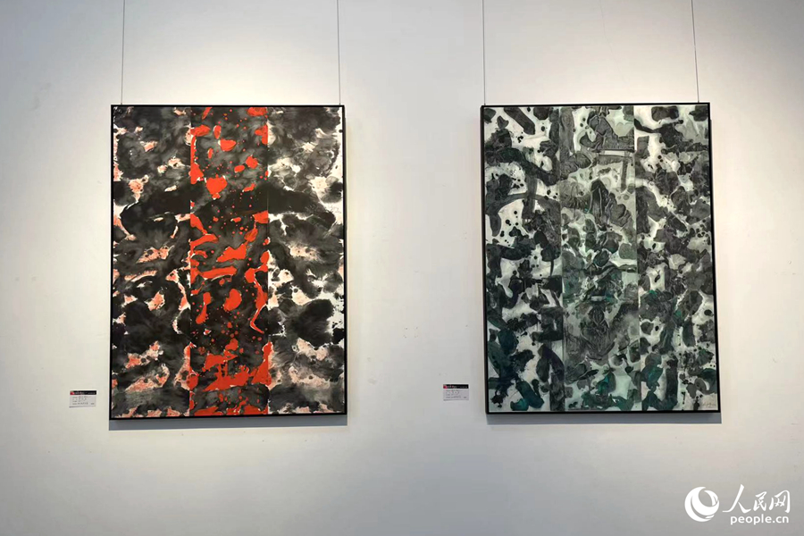 兼具傳統(tǒng)水墨元素與當代探索的參展畫作。人民網(wǎng)記者 林盈攝