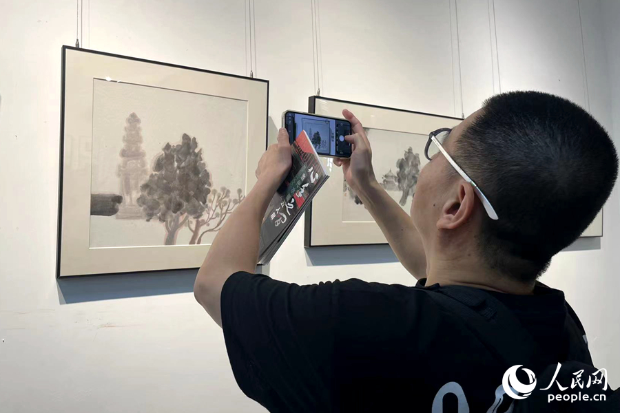 現(xiàn)場作品風格各異，引觀展者細品門道。人民網(wǎng)記者 林盈攝