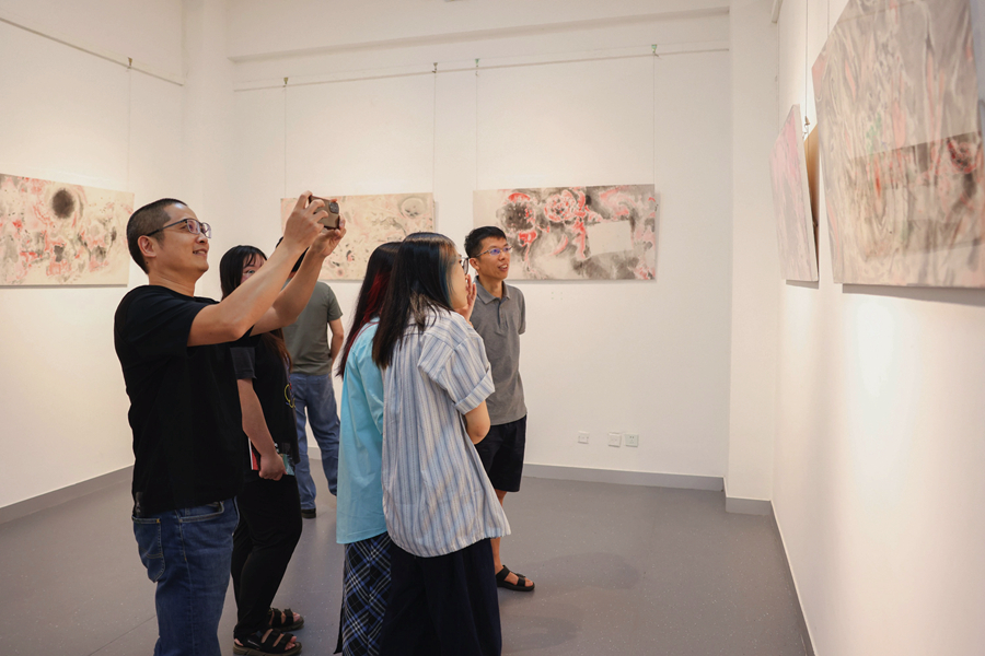 開幕當天不少學生、藝術愛好者來到畫展觀摩學習。主辦方供圖