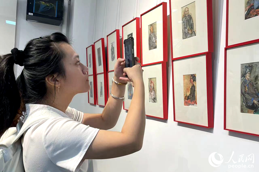 不少學生、藝術愛好者來到畫展觀摩學習。人民網(wǎng)記者 林盈攝
