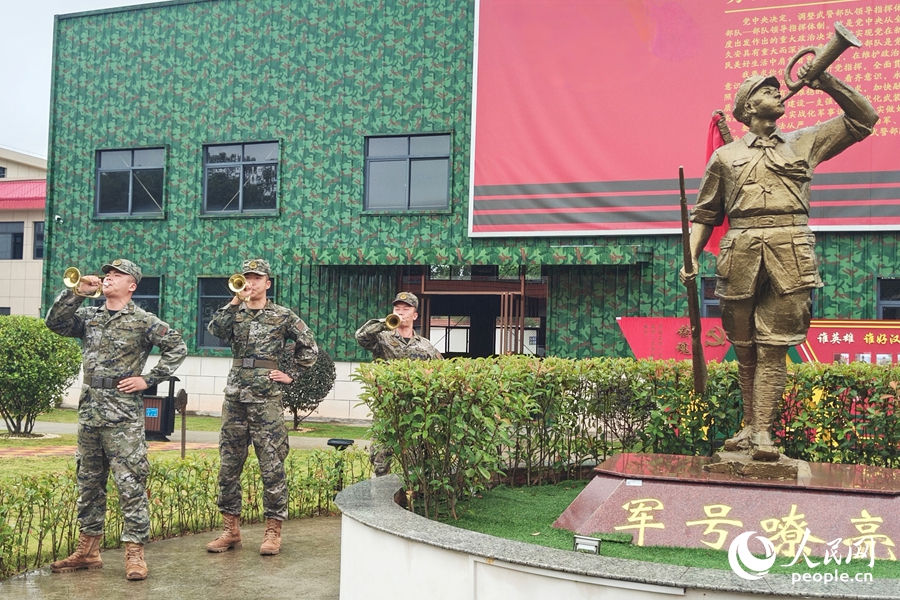 官兵在“軍號(hào)嘹亮”雕塑前吹奏軍號(hào)，澎湃嘹亮。人民網(wǎng) 楊灝昱攝