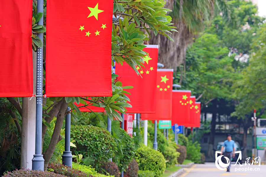 一抹鮮紅扮靚廈門道路。人民網(wǎng)記者 陳博攝