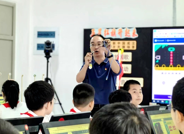 福州市錢塘小學(xué)黃育偉老師正在給學(xué)生上信息科技課。受訪學(xué)校供圖