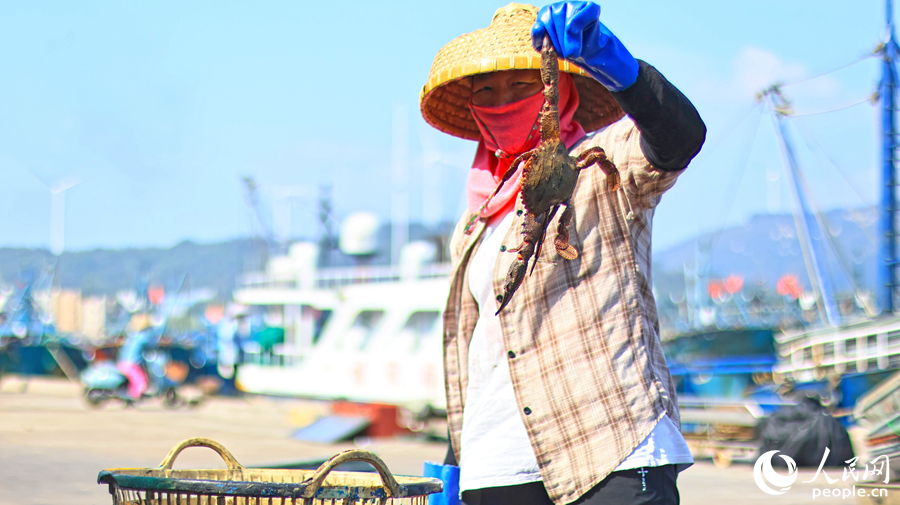 6.一名澳角村漁民展示從海上捕獲的海鮮，臉上洋溢著豐收的喜悅。人民網(wǎng) 李昌乾攝