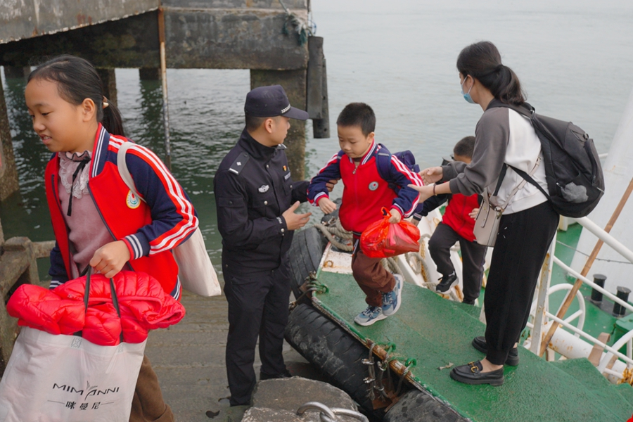 民警方佳地護(hù)送學(xué)生上學(xué)。泉州市公安局泉港分局供圖