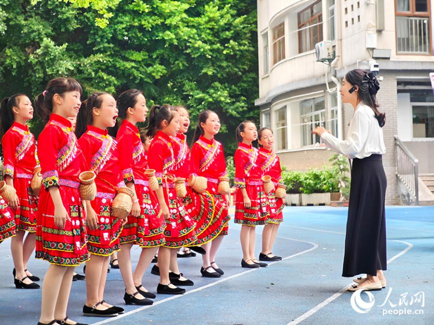 福州市臺江第三中心小學的學生們在老師的指導下學唱非遺歌曲《疍民漁歌》。人民網 黃東儀攝
