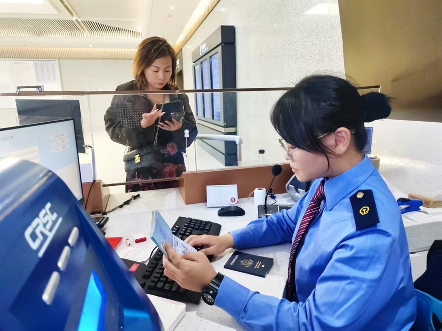 福州南站售票員為旅客辦理車(chē)票改簽手續(xù)。胡璐攝