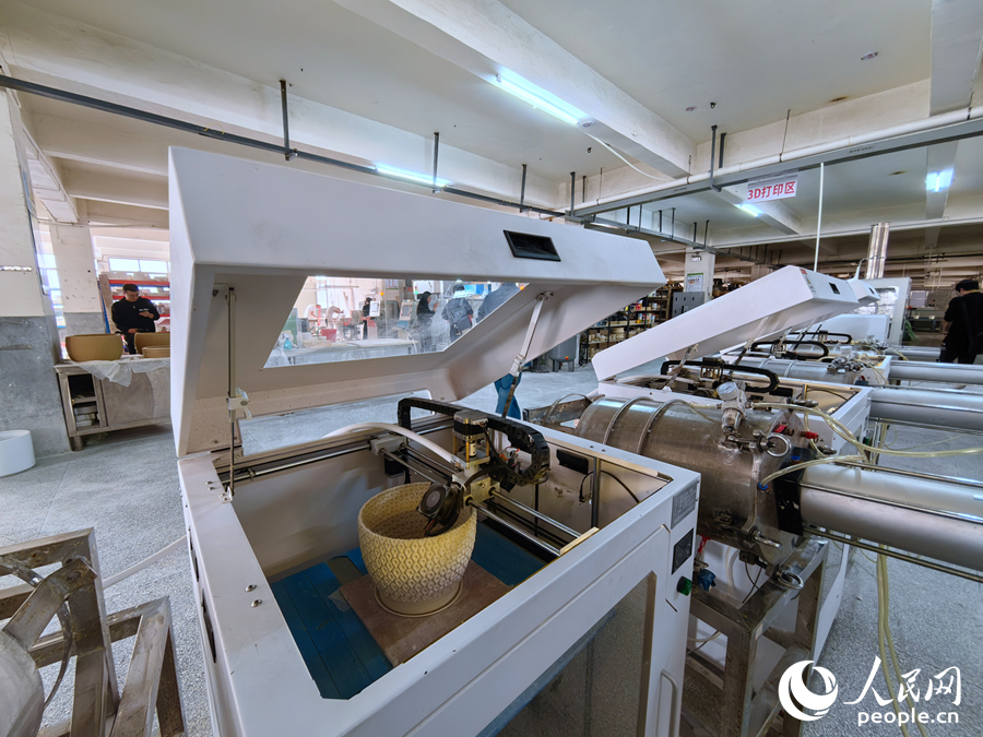 在德化縣一家陶瓷企業(yè)生產(chǎn)車間里，3D打印機(jī)在“制作”陶瓷產(chǎn)品。人民網(wǎng) 蘇海森攝