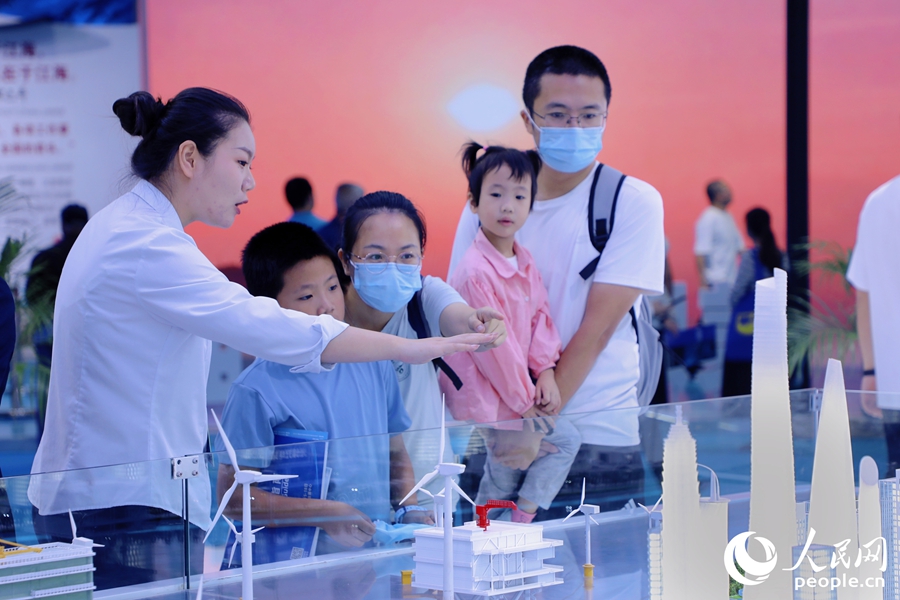 參展商向觀眾介紹航海裝備使用情況。人民網(wǎng) 李唯一攝