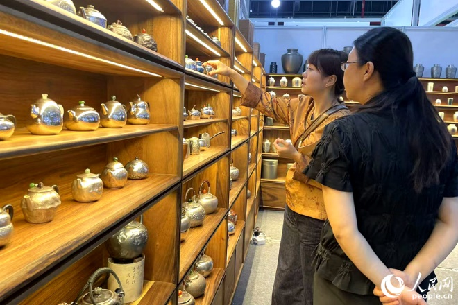 觀展市民挑選茶壺。人民網(wǎng)記者 林盈攝
