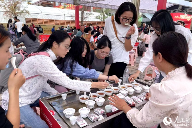 民間斗茶賽吸引許多市民體驗。人民網(wǎng)記者 林盈攝