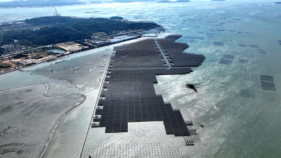 近日，我國首個建設在高風速海域的海上光伏項目首批發(fā)電單元并網。漳州市東山縣融媒體中心供圖