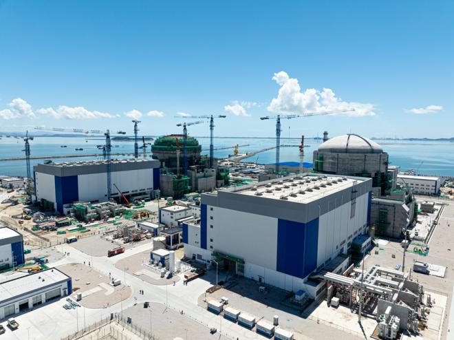 漳州核電1號(hào)機(jī)組（右）。中核國(guó)電漳州能源供圖