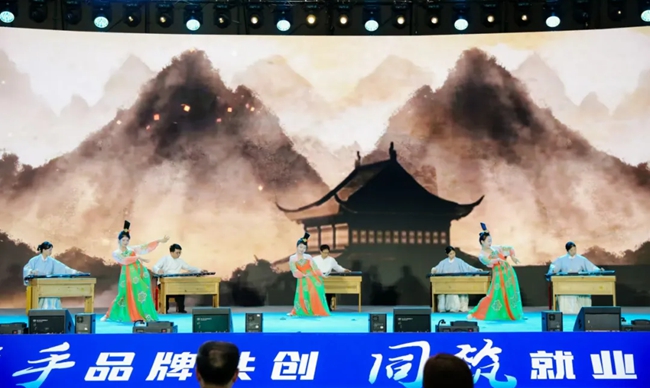 “長泰龍人古琴師”在大會上表演