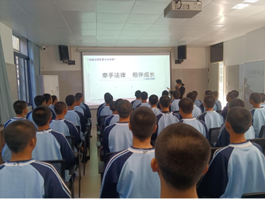 法官到三明市第十六中學開展法治講座。三明中院供圖