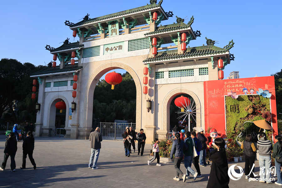 廈門中山公園南門掛起大燈籠。人民網(wǎng)記者 陳博攝