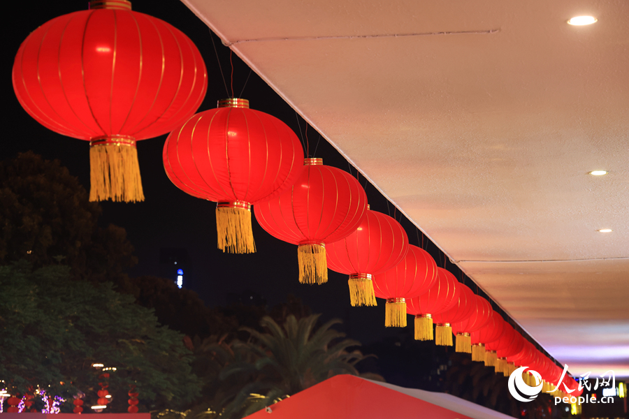 成排的大紅燈籠。人民網(wǎng)記者 陳博攝