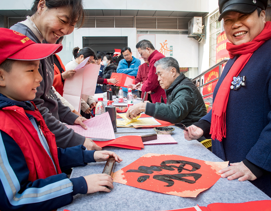 在廈門市思明區(qū)檳榔社區(qū)，手寫春聯(lián)受到居民青睞。楊金木攝