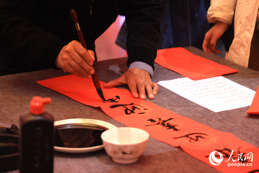 紅紙上的一筆一畫，滿是過年的儀式感。人民網(wǎng)記者 陳博攝