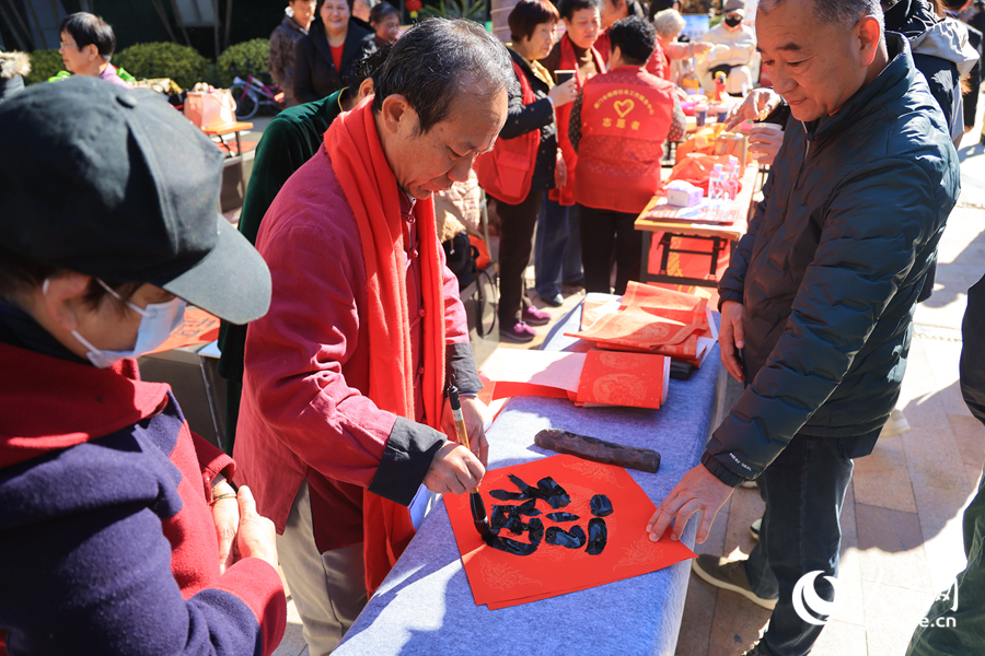 在廈門市思明區(qū)蓮成社區(qū)，書法愛好者鄭先生為鄰居們寫春聯(lián)。人民網(wǎng)記者 陳博攝
