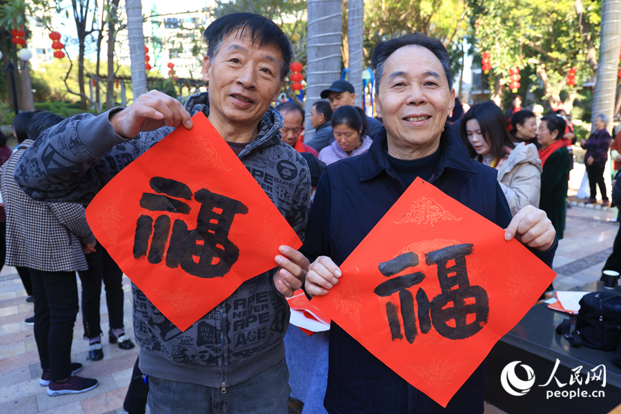 紅底黑字迎“福”來。人民網(wǎng)記者 陳博攝