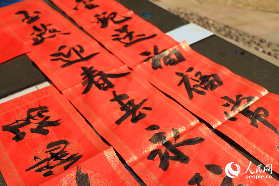 一副副春聯(lián)，飽含著人們對新年的美好祝愿。人民網(wǎng)記者 陳博攝