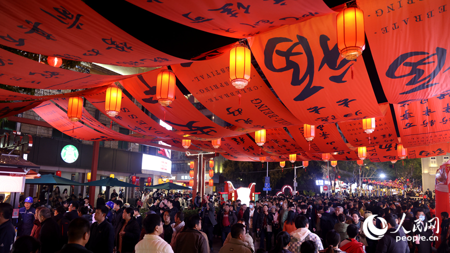 同安古城的大街小巷成了“紅色的海洋”。人民網(wǎng)記者 陳博攝