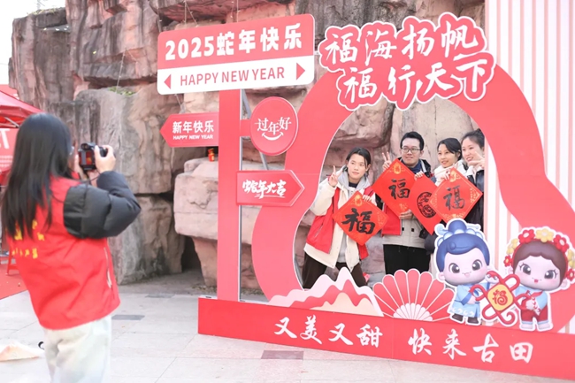 活動(dòng)現(xiàn)場(chǎng)，市民游客合影