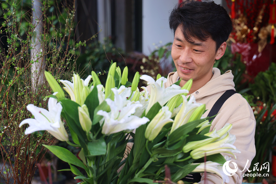 花藝師將整束鮮花打散，并認(rèn)真挑選。人民網(wǎng)記者 陳博攝